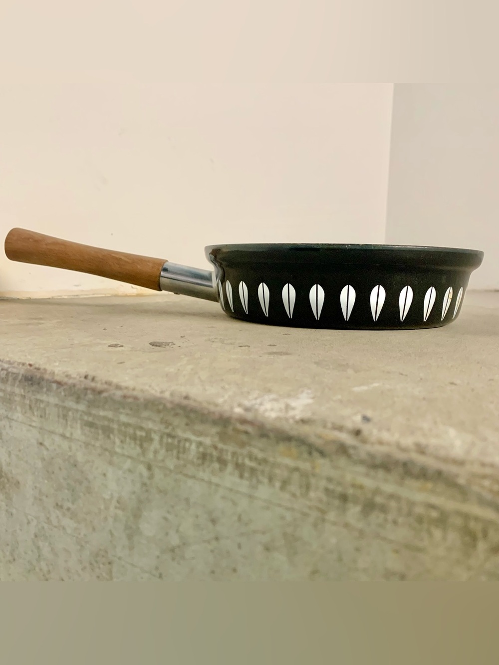 Cathrineholm Lotus Black Enamel Skillet Sauté Frying Pan with Wooden Hand